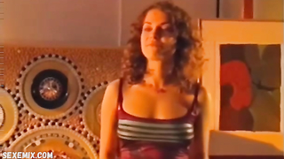 Долорес Фонци показывает обнаженную грудь, сцена в Relaciones carnales (2002)