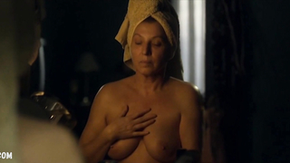 Mirjana Karanovic mostra le tette nude, scena in A Good Wife (Dobra Zena) (2016)