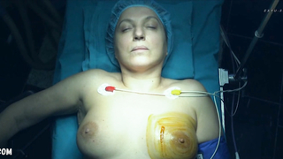 Mirjana Karanovic mostra le tette nude, scena in A Good Wife (Dobra Zena) (2016)