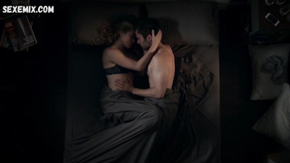 Scène sexy de Melissa Roxburgh dans Manifest s02e05 (2020)