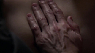 Scène sexy de Melissa Roxburgh dans Manifest s02e05 (2020)