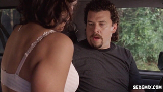 Katy Mixon Arabada soyunurken, Eastbound ve Down'daki sahne s01e06 (2009)