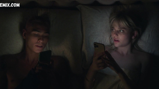 Сцена минета Эмили Элин Линд в сериале «Сплетница», 3 серия 1 сезона (2021)