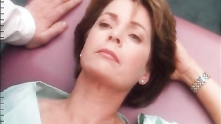Meredith Baxter mostra il seno nudo, scena in My Breast (1994)