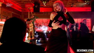 Jasmine Herat dança um strip-tease, cena em Nachtschicht s01e02 (2004)