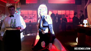 Jasmine Herat dança um strip-tease, cena em Nachtschicht s01e02 (2004)