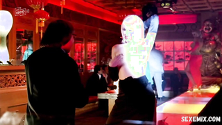 Jasmine Herat dança um strip-tease, cena em Nachtschicht s01e02 (2004)