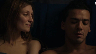 У Люси Дебей есть обнажённая сцена в фильме «Лола Патер» (2017)