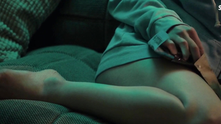 У Люси Дебей есть обнажённая сцена в фильме «Лола Патер» (2017)