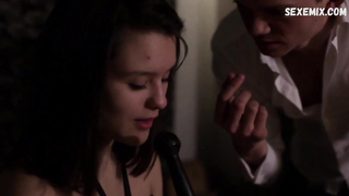 Сексуальная сцена с Маринной Берг в фильме «Duleder, jeg folger» (2011)