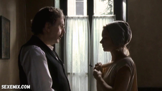 Diverse scene erotiche e di sesso con Sophie Quinton, scena in La nourrice (2004)