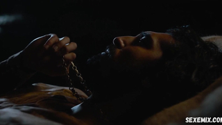 Alicia Vikander zeigt uns ein schönes Dekolleté. Szene in „The Green Knight“ (2021)