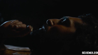 Alicia Vikander zeigt uns ein schönes Dekolleté. Szene in „The Green Knight“ (2021)