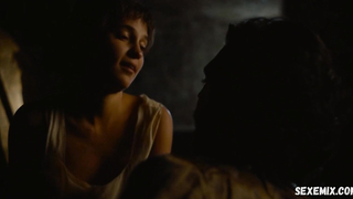 Alicia Vikander zeigt uns ein schönes Dekolleté. Szene in „The Green Knight“ (2021)