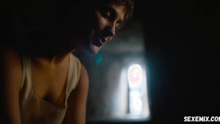 Alicia Vikander zeigt uns ein schönes Dekolleté. Szene in „The Green Knight“ (2021)