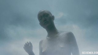 Alicia Vikander zeigt uns ein schönes Dekolleté. Szene in „The Green Knight“ (2021)