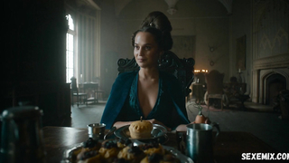Alicia Vikander zeigt uns ein schönes Dekolleté. Szene in „The Green Knight“ (2021)