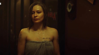Yuliya Peresild duşta çıplak, Mediator s02e01 (2021) sahnesinde