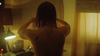 Yuliya Peresild duşta çıplak, Mediator s02e01 (2021) sahnesinde