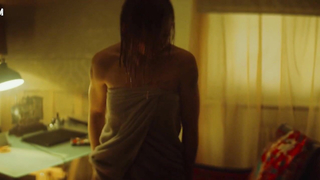 Yuliya Peresild duşta çıplak, Mediator s02e01 (2021) sahnesinde