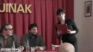 Nela Boudova montre le corps en lingerie, scène dans Sama v case normalnosti (2010)