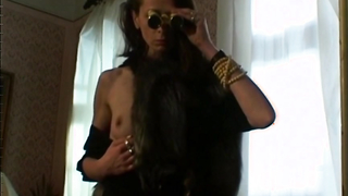 Sonja Savic ha mostrato le tette nude in questo video. scena in Reminiscencia (2002)