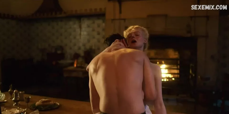 Күйеуі таңертең жұмысқа дайындалып жатыр, ал әйелі жатын бөлмесінде анальді секс жасағысы келеді.