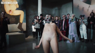 Mavie Horbiger posa desnuda en Ich und die Anderen s01e01 (2021)