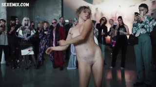 Mavie Horbiger posa desnuda en Ich und die Anderen s01e01 (2021)