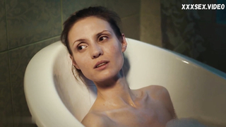 Yuliya Pozhidaeva ci mostra un veloce nipslip, scena in Opasnyy soblazn (2020)