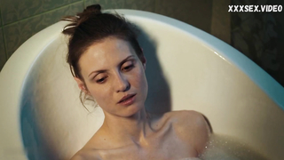 Yuliya Pozhidaeva ci mostra un veloce nipslip, scena in Opasnyy soblazn (2020)