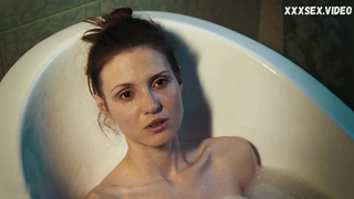 Yuliya Pozhidaeva ci mostra un veloce nipslip, scena in Opasnyy soblazn (2020)