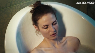 Yuliya Pozhidaeva ci mostra un veloce nipslip, scena in Opasnyy soblazn (2020)