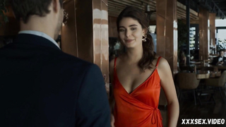 Mariya Kozakova, Ukus volchici s01e03 (2019) dizisinde vücudunu kırmızı dantelli iç çamaşırıyla göstermişti.