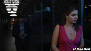 Mariya Kozakova, Ukus volchici s01e03 (2019) dizisinde vücudunu kırmızı dantelli iç çamaşırıyla göstermişti.