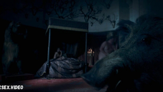 Амрита Ачарья, Людивин Санье позируют обнаженными во время секса. Serpent Queen s01e02 (2022)