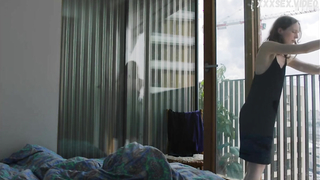 A Cause du Soleil (Güneş nedeniyle) (2020) filmindeki Clemence Josseau iç çamaşırı sahnesi