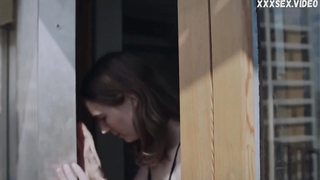 A Cause du Soleil (Güneş nedeniyle) (2020) filmindeki Clemence Josseau iç çamaşırı sahnesi