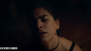 Liz Gallardo iç çamaşırı, Bunker'daki sahne s01e03 (2022)