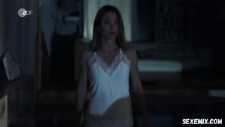 Lisa Maria Potthoff sexy scene in Eine riskante Entscheidung (2022)