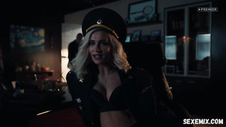 Valeriia Astapova, Devushki s makarovym s02e13 (2022) dizisinde sulu vücudunu iç çamaşırlarıyla gösteriyor. . Valeriia ayrıca sulu vücudunu iç çamaşırı ve jartiyer çoraplarıyla da sergiledi.