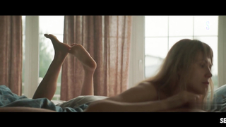 Яна Гладких показала грудь в кружевном бюстгальтере, сцена в Сексоголиках (2021)