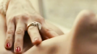 Veronika Bakos y Luca Miklosi escena lésbica en Parazitak a paradicsomban (2018)