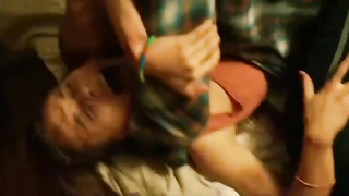 Анджелина Стречина демонстрирует голую грудь, сцена в фильме «Родитель» (2021)