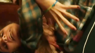 Анджелина Стречина демонстрирует голую грудь, сцена в фильме «Родитель» (2021)