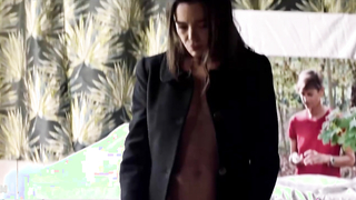 Elodie Bouchez est une nudité frontale complète, scène dans Chevrotine (2022)