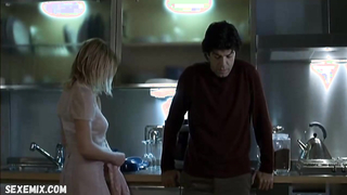 Isabella Ferrari vücudunu dantelli bir iç çamaşırıyla gösteriyor, Amatemi (2005) sahnesi