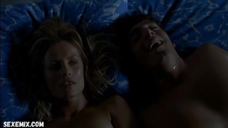 Isabella Ferrari vücudunu dantelli bir iç çamaşırıyla gösteriyor, Amatemi (2005) sahnesi