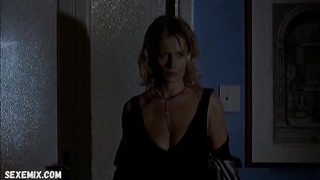 Isabella Ferrari vücudunu dantelli bir iç çamaşırıyla gösteriyor, Amatemi (2005) sahnesi