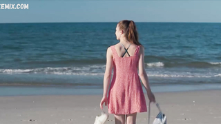 Соня Метелица занимается сексом на пляже, сцена в фильме «Под вестью» (2022)